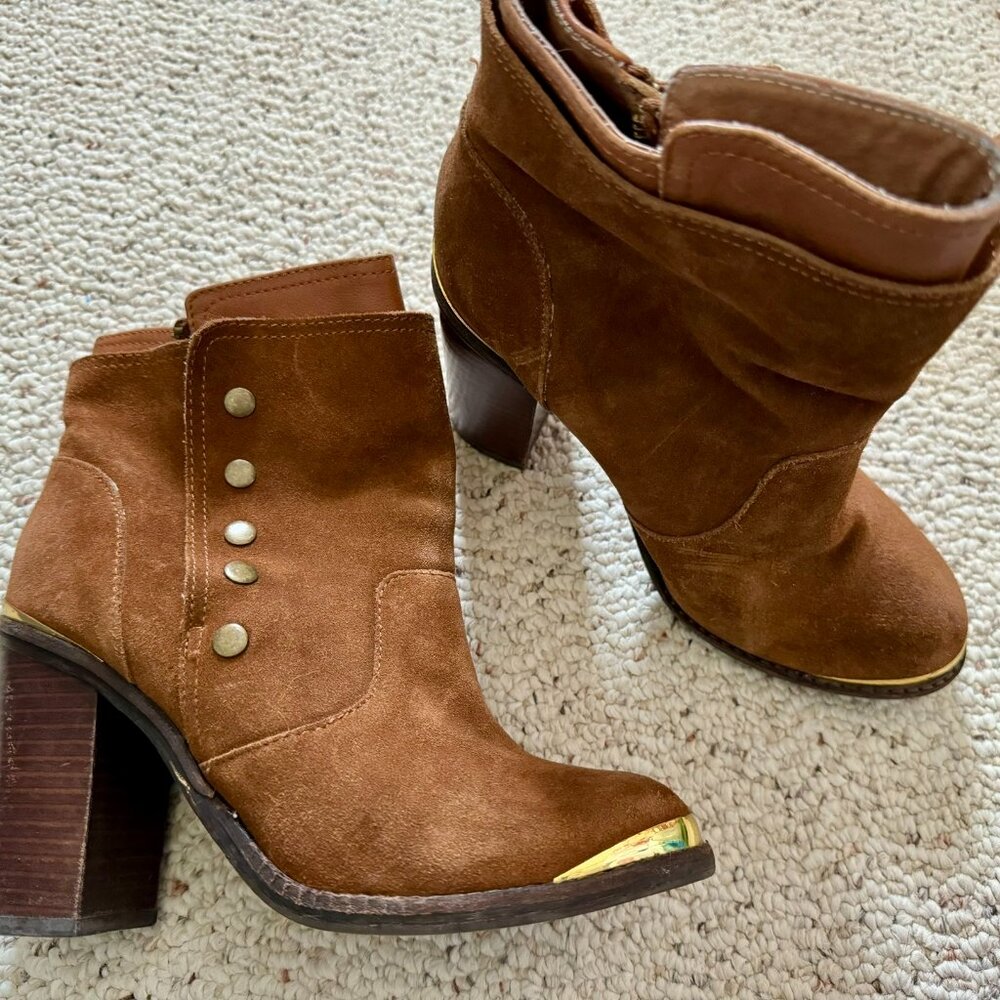 ZiGi Girl cognac brown high heeled booties w/ snaps & gold toes, women's size 7
